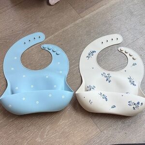 Mushie Blue and Cream Silicone Baby Bib Set Floral Print